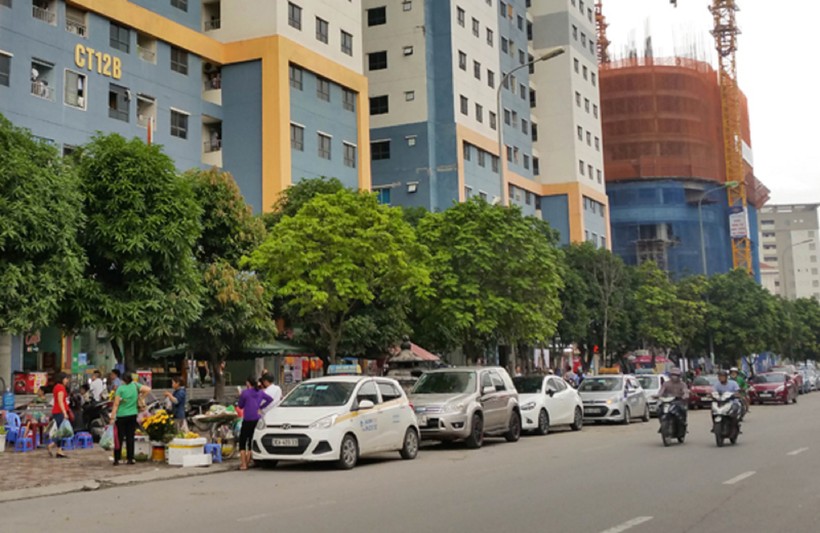 Nhiều phương tiện ô tô đỗ ở phía ngoài đường KĐT Kim Văn - Kim Lũ.
