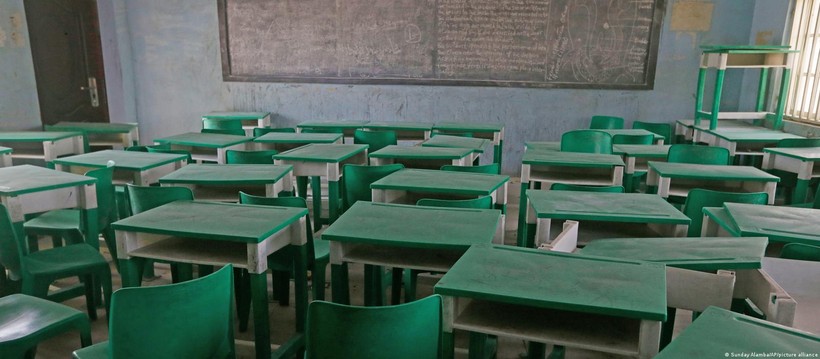 Bàn ghế phủ bụi trong một trường học ở Nigeria vì học sinh nghỉ học kéo dài.