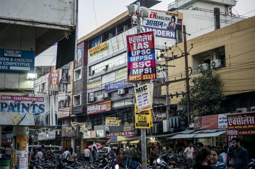 Quảng cáo của các trường đại học tư thục treo đầy đường phố Ấn Độ.