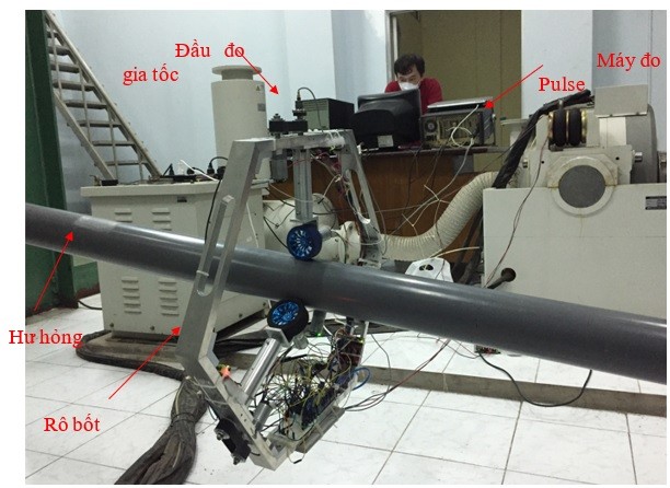 Robot leo cáp và hệ thống đo dao động PULSE, nhìn từ mặt sau máy PULSE.