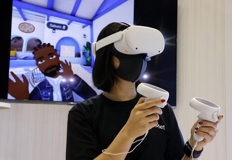 Người học làm quen với kính thực tế ảo và công nghệ metaverse tại Nhật Bản.