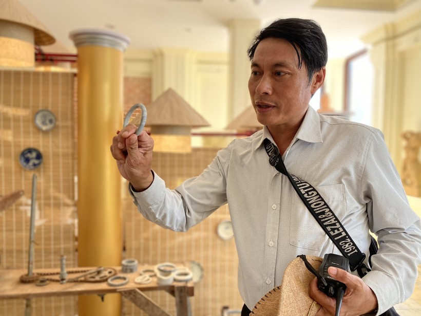 Anh Lê Văn Hòa - Giám đốc Bảo tàng ký ức điêu khắc đá mỹ nghệ Non Nước, hướng dẫn du khách về cách nhận biết đá Non Nước. Ảnh: Hoàng Vinh