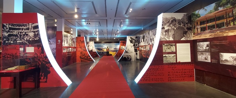 Không gian sắp đặt của trưng bày chuyên đề 'Bác Hồ với Thủ đô Hà Nội' tại Bảo tàng Hà Nội. Ảnh: Bình Thanh.