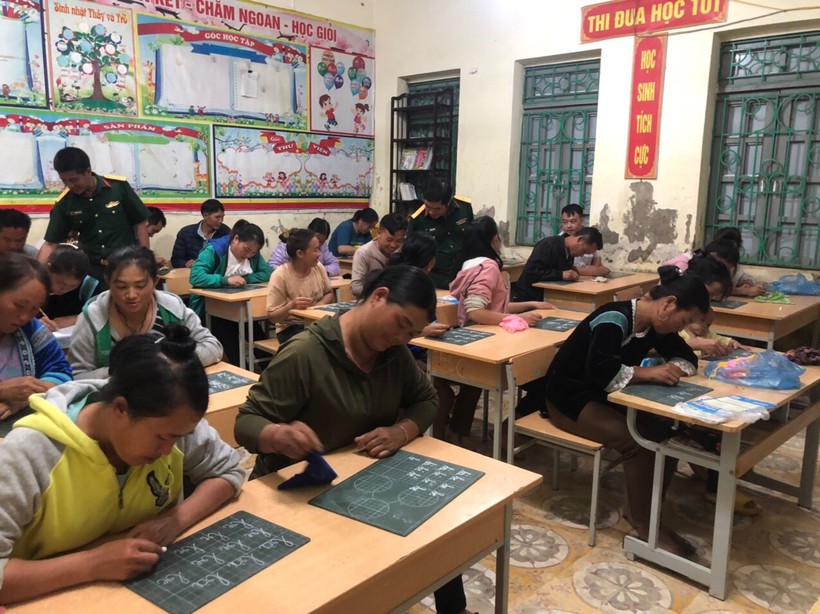 Trường PTDTBT Tiểu học Dào San (huyện Phong Thổ, tỉnh Lai Châu) tổ chức giáo viên đứng lớp là các chiến sĩ bộ đội. Ảnh: NTCC