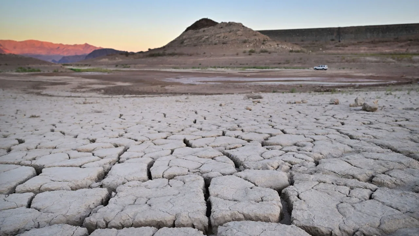 Một khu vực của hồ Mead gần Las Vegas, Nevada (Mỹ) từng nằm dưới nước nhưng đã khô cạn sau nhiều năm hạn hán và sử dụng nước quá mức. Ảnh: AFP