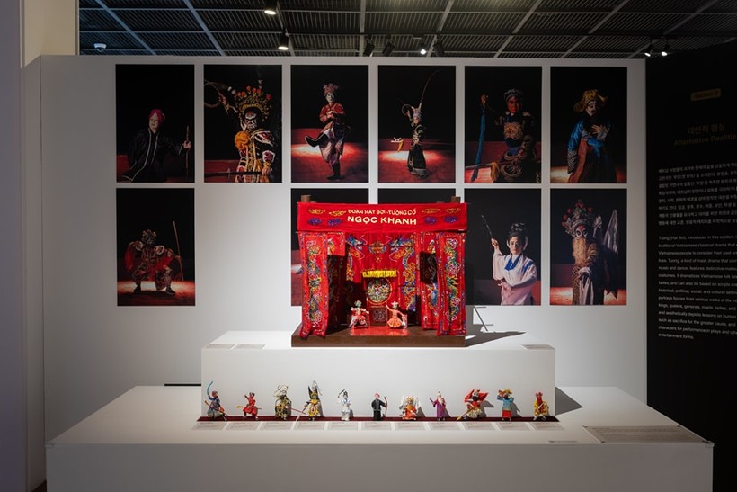 Mô hình sân khấu hát bội thu nhỏ trong triển lãm đang diễn ra tại Hàn Quốc. Nguồn: Hiếu Văn Ngư - Cultura Fish.