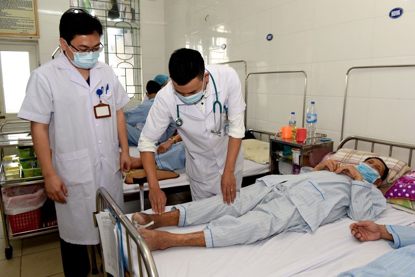 Bác sĩ Bệnh viện Nội tiết Nghệ An chăm sóc bệnh nhân. Ảnh: INT