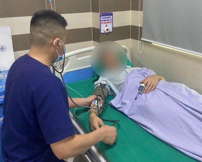 Bệnh nhân ngộ độc rượu ngâm rễ cây rừng được điều trị tại Bệnh viện Bạch Mai. (Ảnh: BVCC)