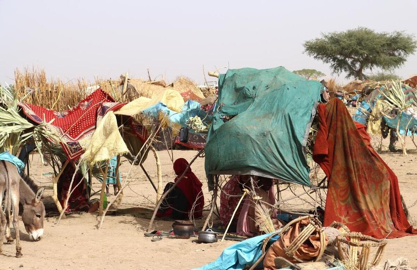 Người tị nạn Sudan ngồi trong các lều tị nạn được dựng tạm bợ ở biên giới Chad - Sudan