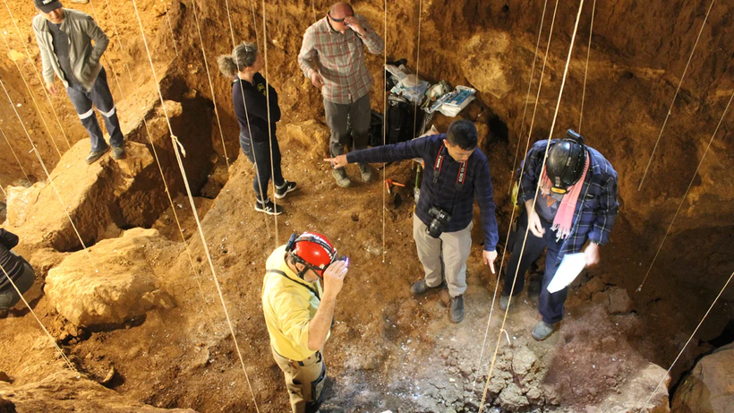 Các nhà khảo cổ tại hang Tam Pa Ling ở Đông Bắc Lào.
