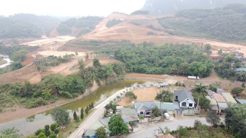 Toàn cảnh nhìn từ trên cao, việc Công ty TNHH Legacy Riverside ngang nhiên san gạt, xẻ đất đồi ở huyện Lương Sơn khi chưa đủ thủ tục pháp lý.