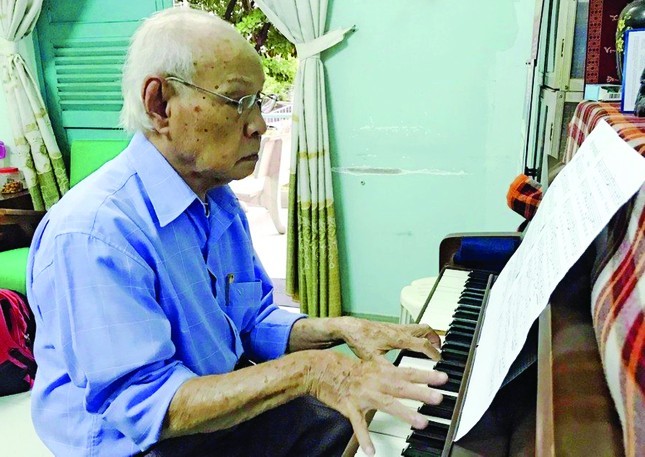 Nhạc sĩ Trương Quang Lục giàu năng lượng ở tuổi 90 ảnh 2