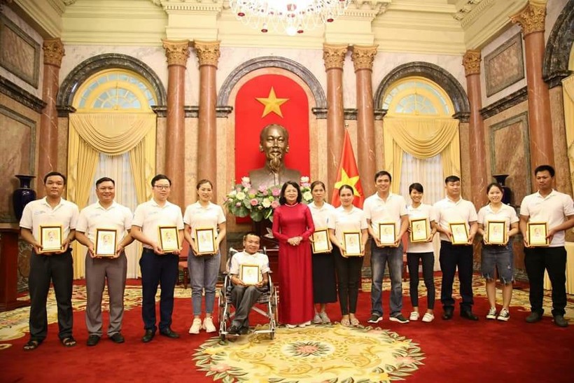 Anh Nguyễn Hữu Hậu (người ngồi xe lăn) được tuyên dương vì nhiều hoạt động cộng đồng và đóng góp cho xã hội.