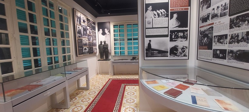 Bảo tàng trưng bày hơn 300 ảnh, 220 hiện vật, 150 tài liệu giấy, 130 pho tượng đồng gắn với những dấu mốc quan trọng trong quá trình hoạt động cách mạng của Đại tướng Nguyễn Chí Thanh. Ảnh: TG.