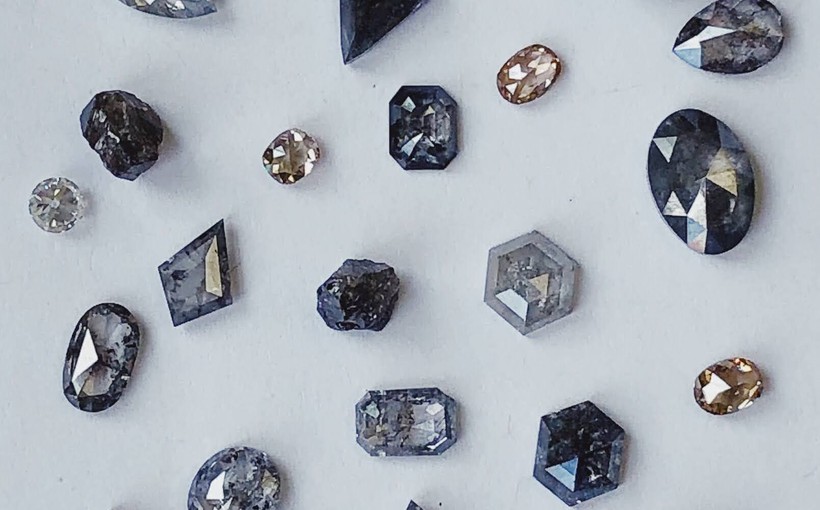 Kim cương muối tiêu từng là “kim cương bỏ đi” vì lẫn tạp chất. Ảnh: Eknitra.sk
