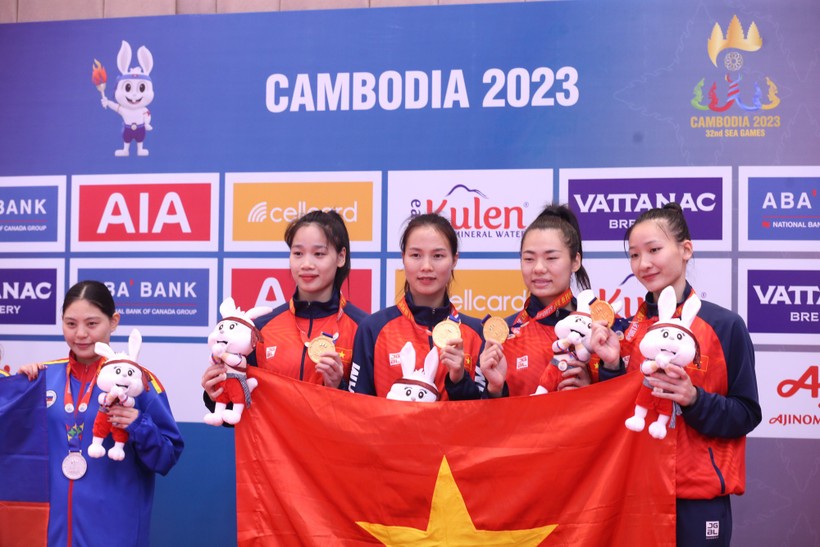 Đội tuyển karate Việt Nam giành Huy chương Vàng SEA Games 32 nội dung đồng đội kumite nữ. Ảnh: ITN.