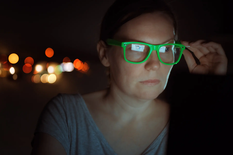 Không có kết luận nào được đưa ra về lợi ích của kính ngăn ánh sáng xanh đối với sức khỏe mắt. 