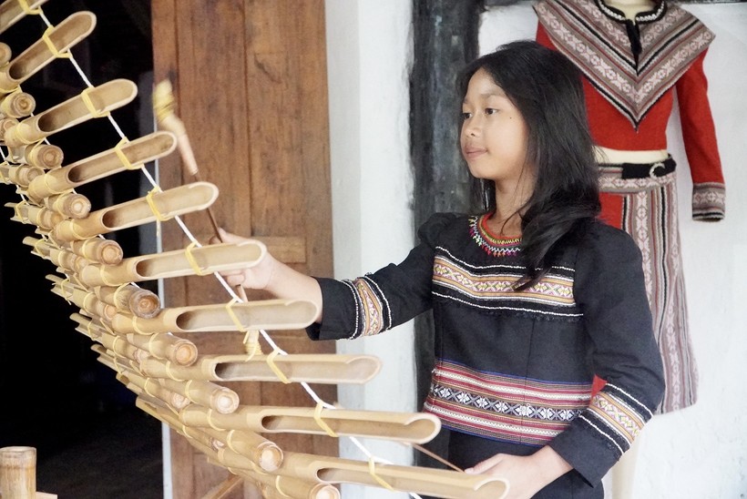Cô bé 10 tuổi biết chơi 4 loại nhạc cụ dân tộc ảnh 1