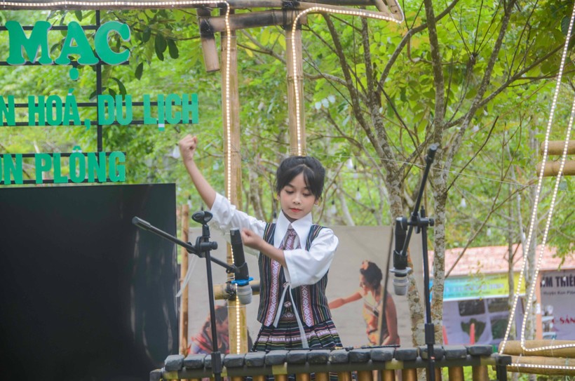 Y Thiên An biểu diễn, giao lưu đàn đá trong chương trình văn hóa – văn nghệ tại huyện Kon Plông (Kon Tum). Ảnh: Gia đình cung cấp