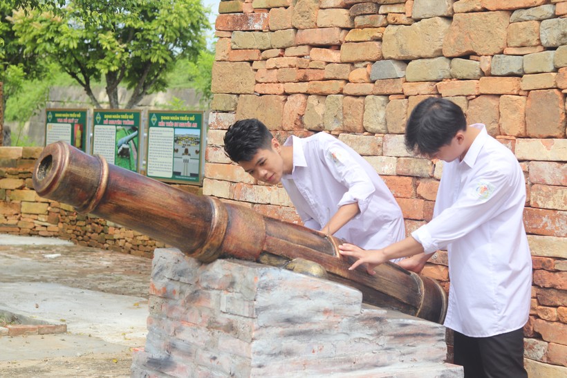 Học sinh Trường THPT Vĩnh Lộc thích thú với mô hình súng thần công. ảnh 6