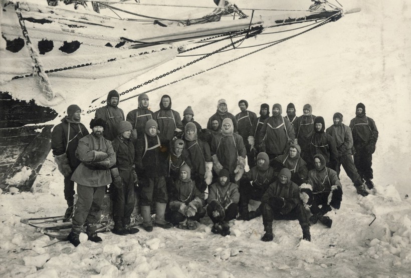 Đoàn thủy thủ chụp ảnh bên cạnh mũi tàu Endurance ở biển Weddell năm 1914.