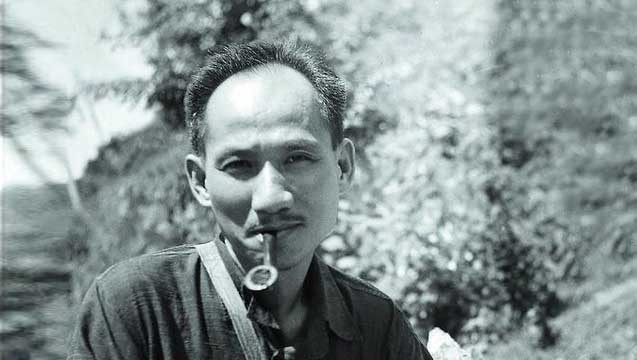 Nhà văn Nguyễn Tuân ở chiến khu Việt Bắc (Trần Văn Lưu chụp). 