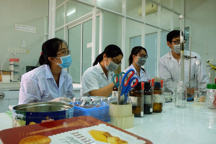 Nghiên cứu viên, sinh viên làm việc trong Phòng thí nghiệm của Trường ĐH Sài Gòn. Ảnh: Mạnh Tùng