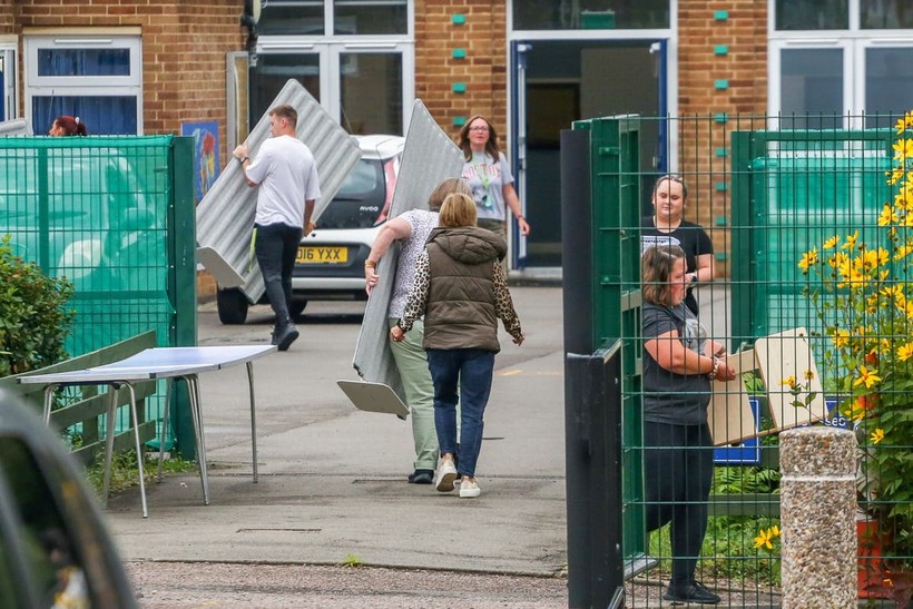 Giáo viên Trường Tiểu học Willowbrook, Leicester, dọn dẹp trường trước khi học sinh nghỉ học vì lo ngại an toàn.