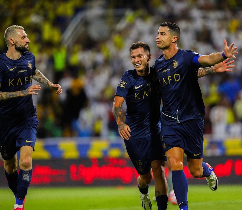Ronaldo (ngoài cùng bên phải) ăn mừng trong trận Al- Nassr giành chiến thắng 5-1 trên sân Al Hazem ngày 3/9.