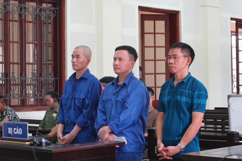 Các bị cáo Lê Thanh Hải (trái), Lê Kiên Trung (giữa) và Trần Diễn Thương tại phiên tòa.