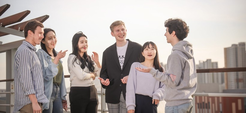 Sinh viên quốc tế giao lưu với sinh viên Hàn Quốc.