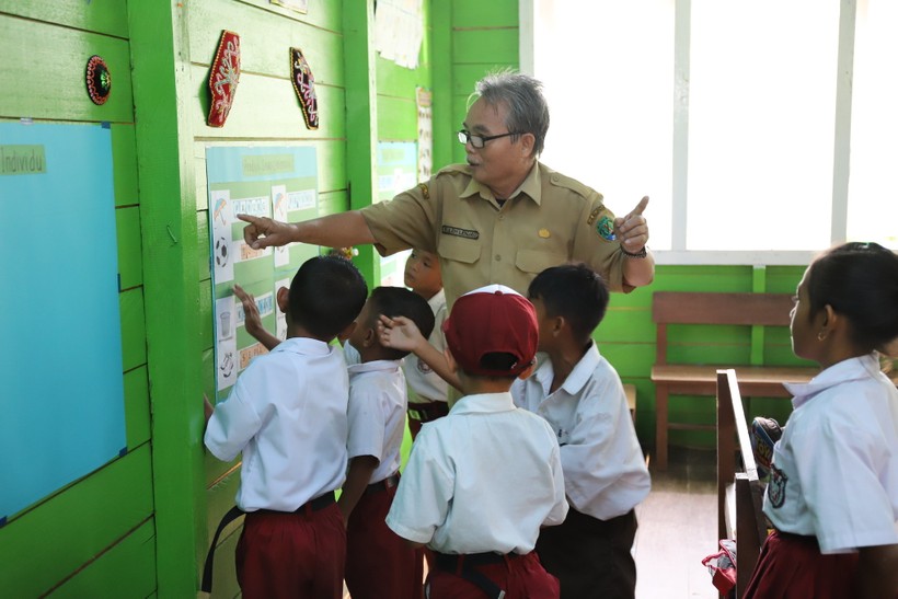 Mỗi năm 70 nghìn giáo viên Indonesia nghỉ hưu.