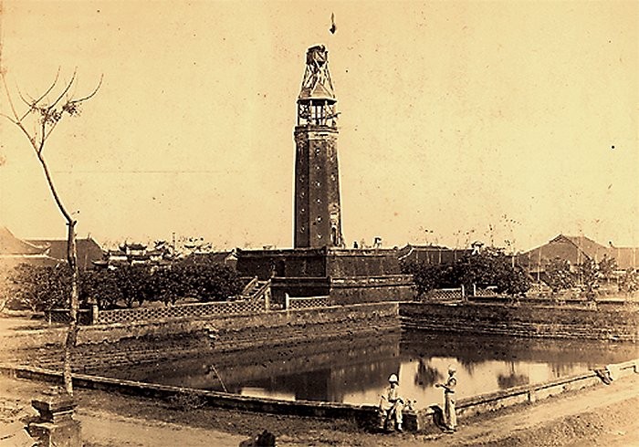 Ảnh chụp năm 1883 cảnh hồ nước và Vọng lâu trong Thành cổ Sơn Tây.