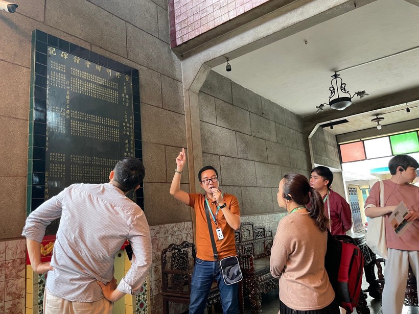 Người trẻ tìm hiểu lịch sử dấu tích các đại gia tộc Minh Hương trong khu vực Quận 5, TPHCM trong chuyến đi ngắn kéo dài 3 giờ. Ảnh: NVCC ảnh 1