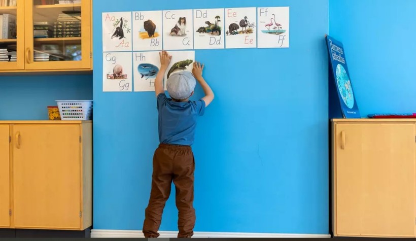 Sven xếp các chữ cái lên bảng trong giờ học đầu tiên. Ảnh: Helsingin Sanomat ảnh 2