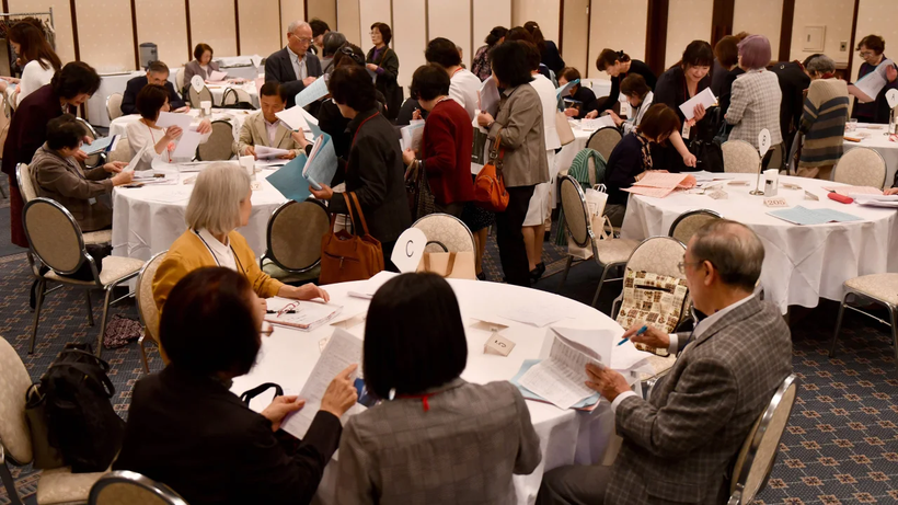 Các bậc cha mẹ tham gia sự kiện mai mối cho những đứa con đã trưởng thành ở Tokyo. Ảnh: AFP