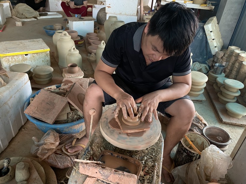 Anh Lại Tuấn Sơn, thợ lành nghề làng gốm. ảnh 2