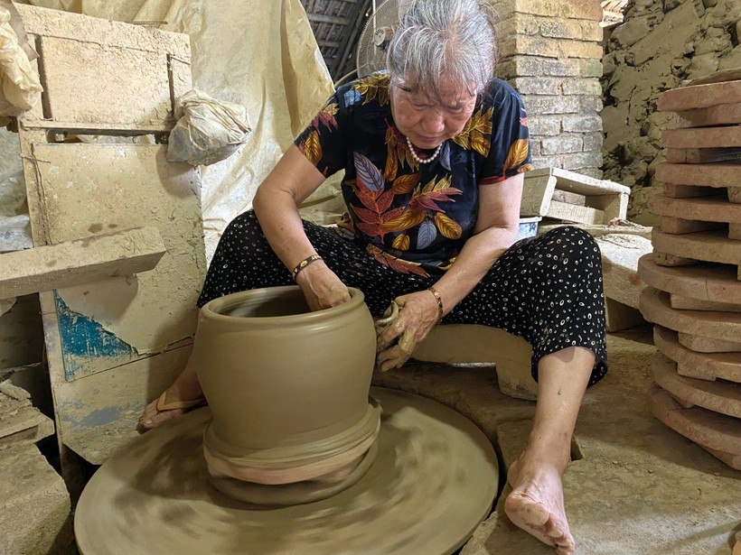 Bà Chu Thị Chính, thợ vuốt gốm lâu năm làng Quế. ảnh 1