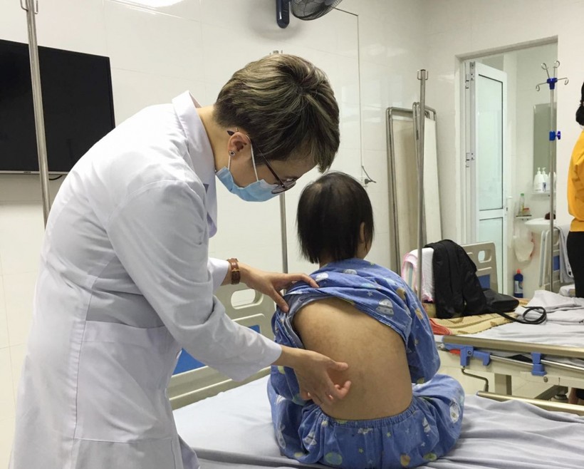 Bác sĩ thăm khám trẻ mắc viêm da cơ địa tại Bệnh viện Da liễu Trung ương. Ảnh: BVCC
