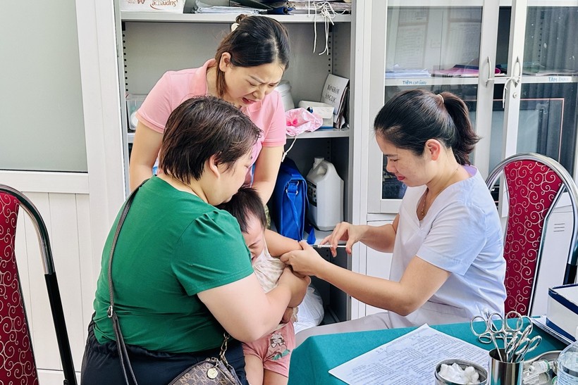Cán bộ Trạm Y tế thị trấn Vị Xuyên (Hà Giang) tiêm vắc-xin phòng bệnh viêm não Nhật Bản cho trẻ em. Ảnh: INT
