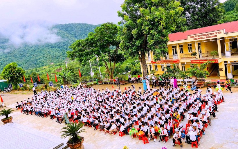 Giờ sinh hoạt dưới cờ của Trường TH&THCS thị trấn Mường Lát.