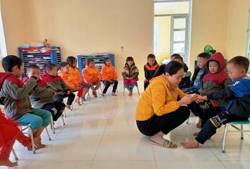 Cô giáo Trường Mầm non Tam Chung (Mường Lát) chăm sóc trẻ ở điểm lẻ bản Ón.