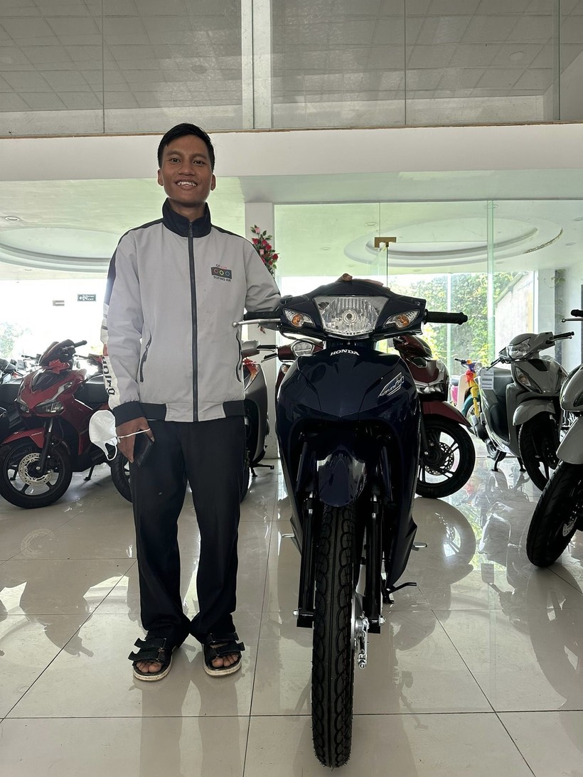 Thầy Nguyễn Văn Nhân được tặng xe máy mới từ một nhà hảo tâm. Ảnh: NTCC