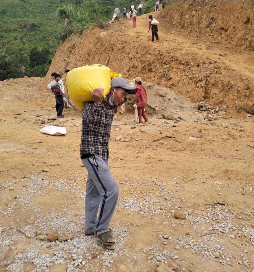 Thầy Nguyễn Văn Nhân cùng tham gia vận chuyển vật liệu để xây dựng điểm trường nóc Ông Bình. Ảnh: NTCC