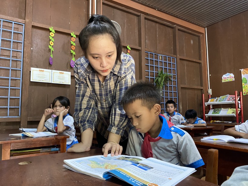 Cô Nguyễn Thị Trúc viết đơn tình nguyện lên miền núi giảng dạy khi đang mang thai. Ảnh: Hoàng Vinh