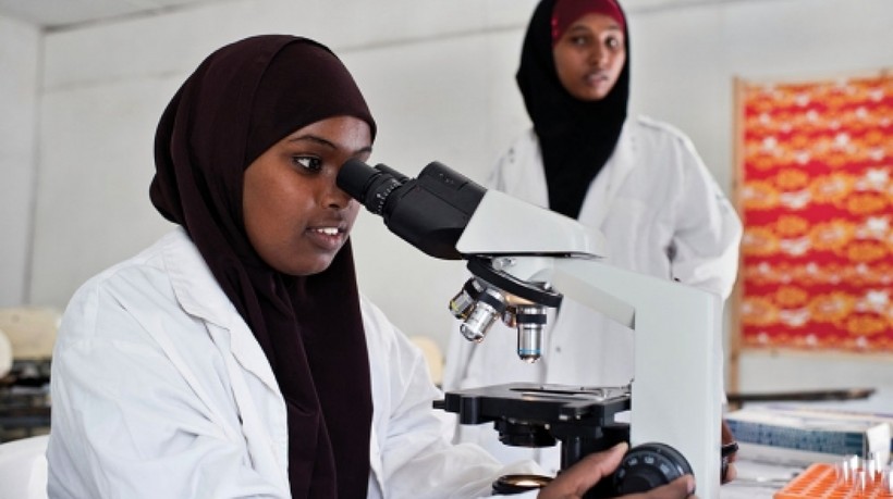 Phụ nữ trẻ học trong phòng thí nghiệm khoa học tại Đại học Mogadishu (Somalia).