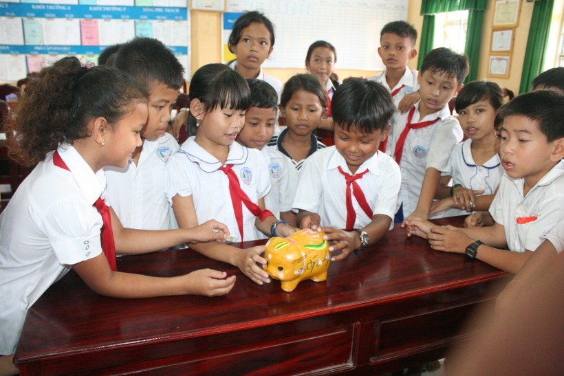 Học sinh Trường TH Hàm Giang B (huyện Trà Cú, Trà Vinh) nuôi heo đất hỗ trợ bạn học hoàn cảnh khó khăn.