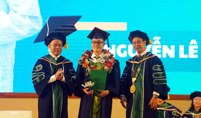 Sinh viên xuất sắc (giữa) nhận giấy khen trong lễ tốt nghiệp Khoa Y, Đại học Quốc gia TPHCM. Ảnh: Mạnh Tùng