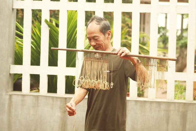 Ông Nguyễn Văn Chít, người có trên 40 năm vớt xác trên sông và chùm móc câu - dụng cụ để câu xác.