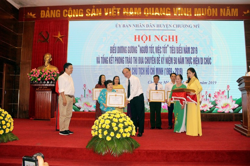 Cô giáo Lê Thị Lan Anh nhận Bằng khen 'Người tốt, việc tốt' do Chủ tịch UBND huyện Chương Mỹ trao tặng. Ảnh: NVCC